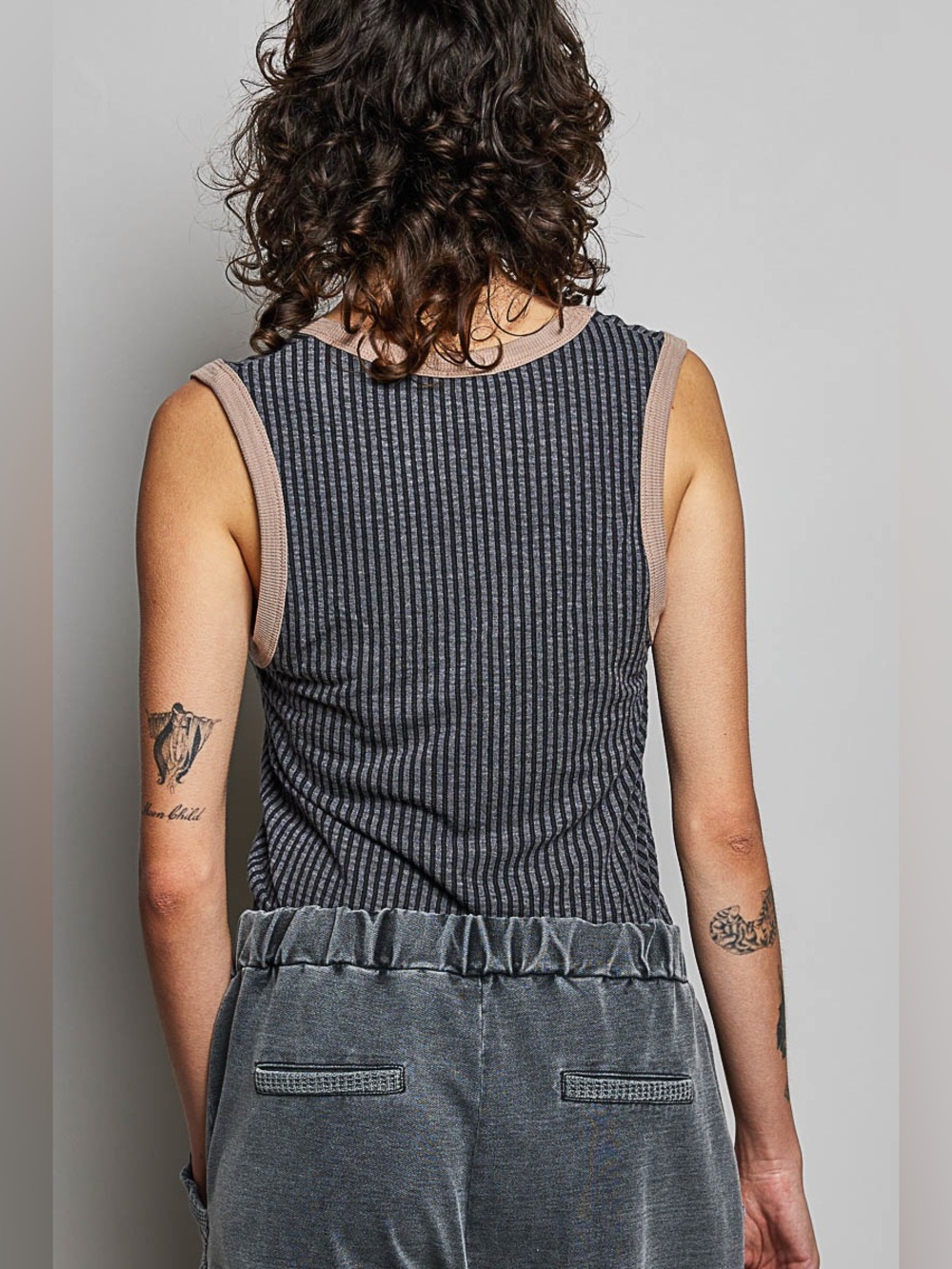 POL V-Neck Contrast Ribbed Sleeveless Tank - Picture 3 of 5